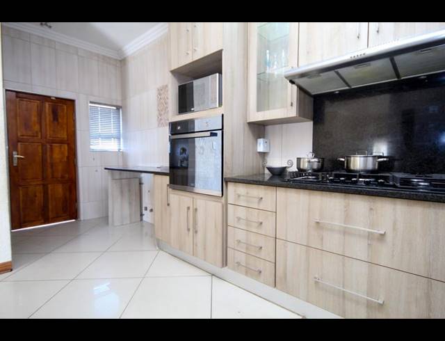 3 BEDROOM TOWNHOUSE FOR SALE IN THATCHFIELD